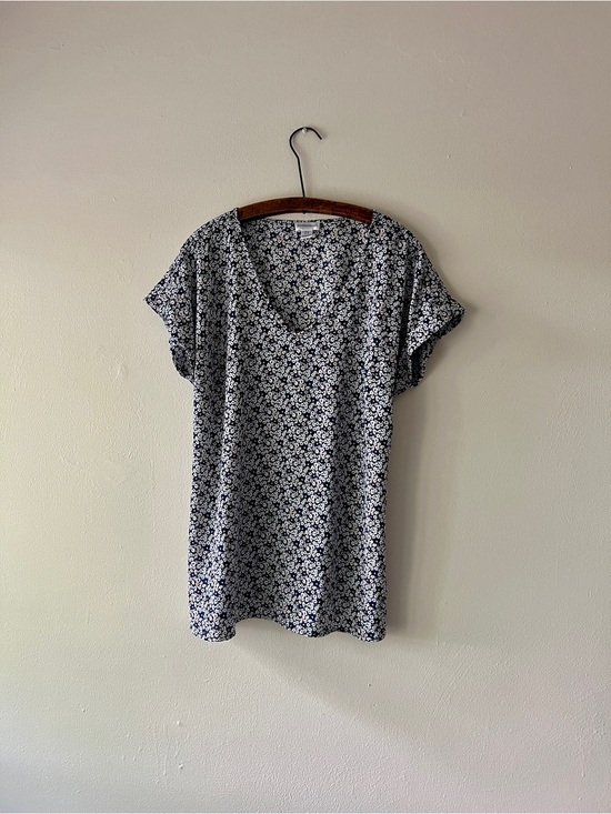 Motherhood Maternity Tops - Maternity Ditsy Floral V-Neck Tee in Navy and White Postpartum